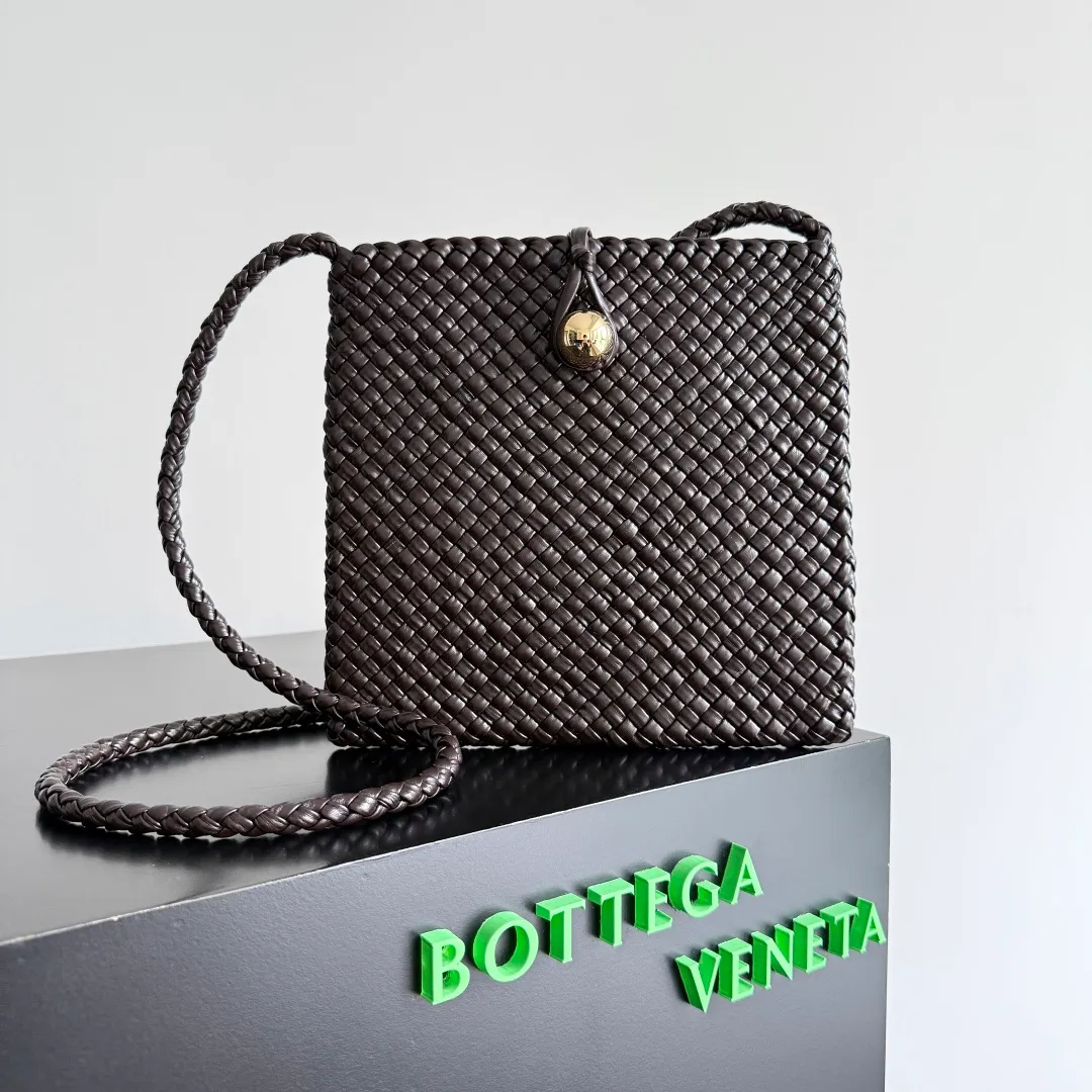 Batch 2480 Bottega Veneta's Tosca, made with exquisite intrecciato weaving technology, three-dimensional trapezoidal cut, neat lines outline a high-end box structure that never fades, giving the soft lambskin a unique silhouette ✨ Small gold balls are embellished to add a sense of fashion, and one leather strip is woven in one piece, simple and advanced. The capacity is suitable for daily life, lifting weight is light, and showing a calm aura in every step. The shoulder-carrying design is practical and carries a low-key taste and relaxed fashion. It is a treasure item that adds points to your outfit. If you know BV, don’t miss it ~ Tosca is your silent business card when traveling around the world. Style number: 777680 Size: 17*19.5*1cm